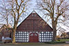 Zwei Hofeichen vor Bauernhaus